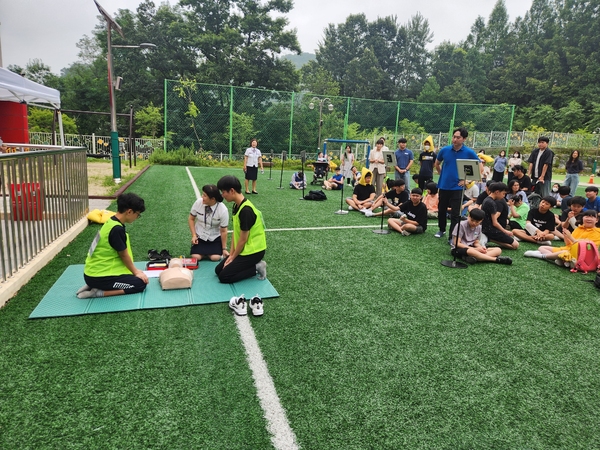 ▲ 12일 대전해든학교에서 학생 주도 재난안전훈련이 실시된 가운데 학생들이 설명을 듣고 있다. 대전교육청 제공