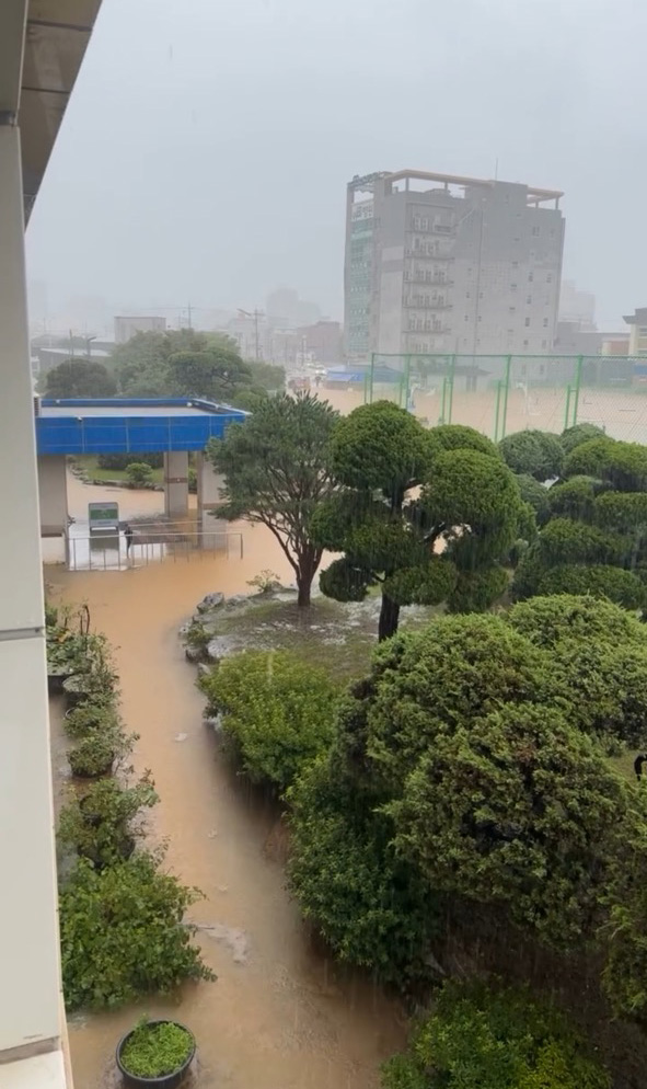 18일 오전 당진정보고등학교 건물이 침수되어 있다. 연합뉴스