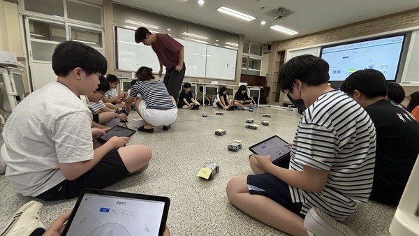 29일 대전서부글로벌영재교육원에서 초등학교 6학년 통합반 학생들이 알티노 라이트를 활용해 자율주행을 탐구하고 있다. 서부교육청 제공 