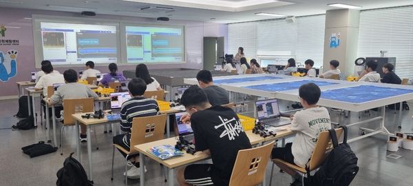 ▲ 26일 대전AI교육지원체험센터에서 캠프에 참여한 학생들이 탐구하고 있다. 대전교육정보원 제공