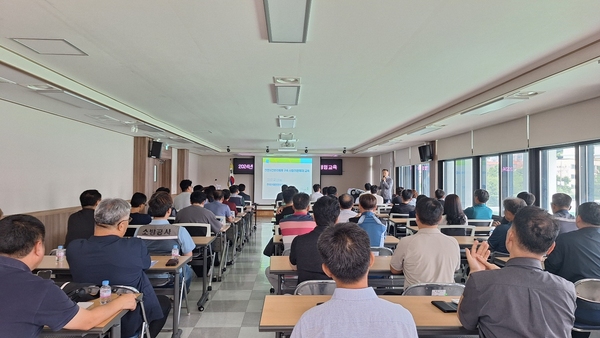 ▲ 26일 동부교육청 본청에서 안전 교육이 열려 공사관계자들이 교육에 집중하고 있다. 동부교육청 제공