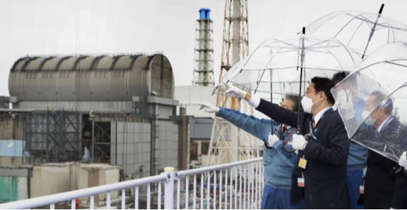 사진= 기시다 후미오(岸田文雄, 화면 왼쪽 두 번째) 일본 총리가 일본 후쿠시마(福島) 제1 원전을 시찰하고 있다. 사진은 지난 2021년 10월 17일에 찍힌 모습. 연합뉴스