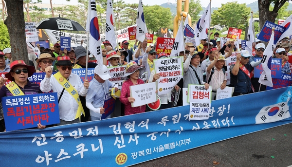 13일 광복회 회원들이 서울 용산 대통령실 인근에서 김형석 독립기념관장 사퇴 촉구 집회를 하고 있다. 연합뉴스