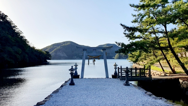 와다쓰미 신사 도리이