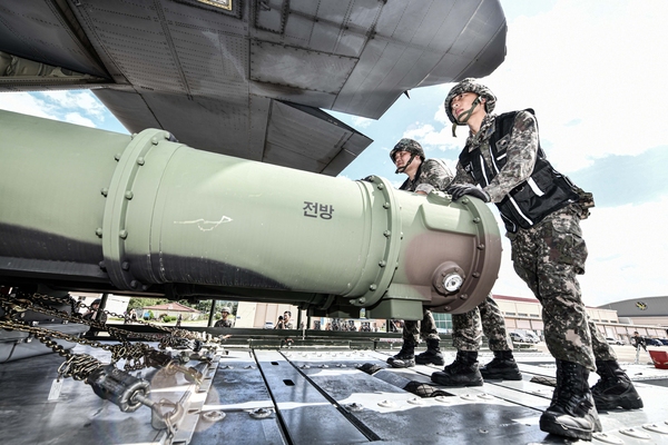공군 군수사령부 예하 제601종합수송지원대대 장병들이 카고로더를 이용해 패트리어트와 천궁 모의탄이 실린 화물운반대를 C-130J 수송기에 적재하고 있다. 공군 제공