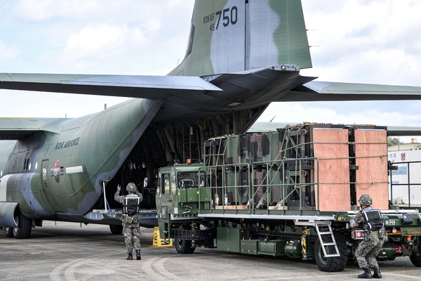 공군 군수사령부 예하 제601종합수송지원대대 장병들이 카고로더를 이용해 패트리어트와 천궁 모의탄이 실린 화물운반대를 C-130J 수송기에 적재하고 있다. 공군 제공