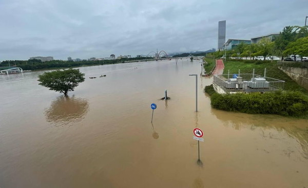 ▲집중 호우에 침수된 대전 갑천물놀이장 예정 부지. 대전환경운동연합 제공