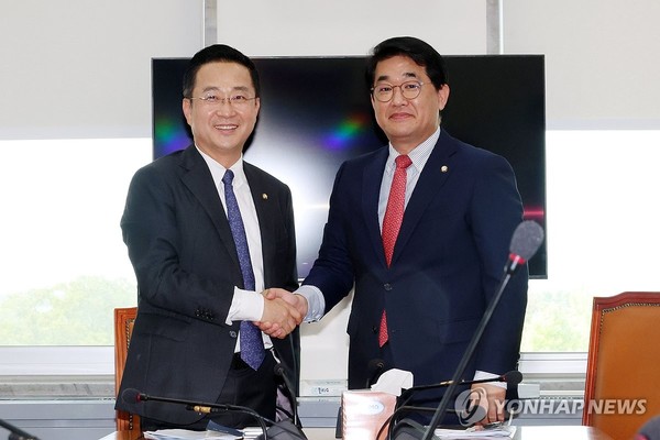 사진= 연합뉴스(국민의힘 배준영(오른쪽)·더불어민주당 박성준 원내수석부대표가 13일 오후 서울 여의도 국회에서 여야정 민생 협의체(협의기구) 구성 등과 관련해 실무 협의를 하기에 앞서 악수하고 있다.)