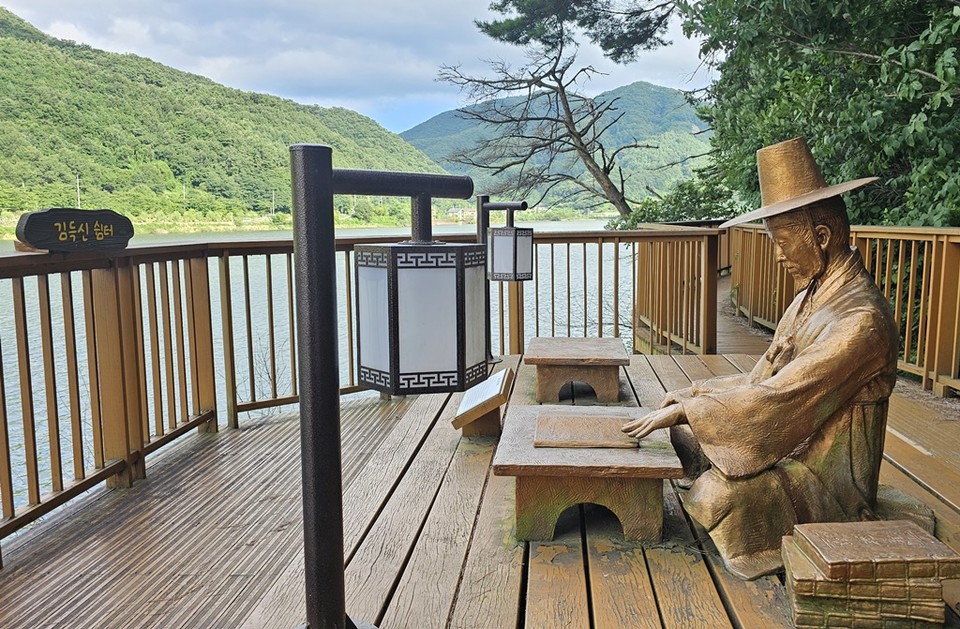 삼기저수지 산책길에 있는 김득신 쉼터. 백곡 김득신이 백이전을 읽고 있는 모습이다.
