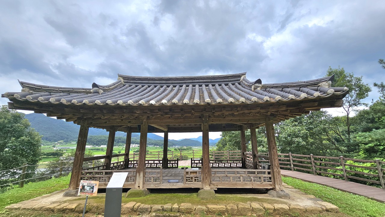 백곡이 여기서 백이전을 11만 3천번 읽었다고 하여 일명 억만재라 불리는 취묵당 정면의 모습