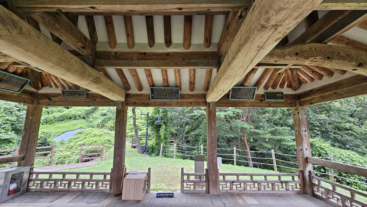 취묵당 안쪽의 모습으로 중건기와 시문 13개의 액자가 걸려 있다.