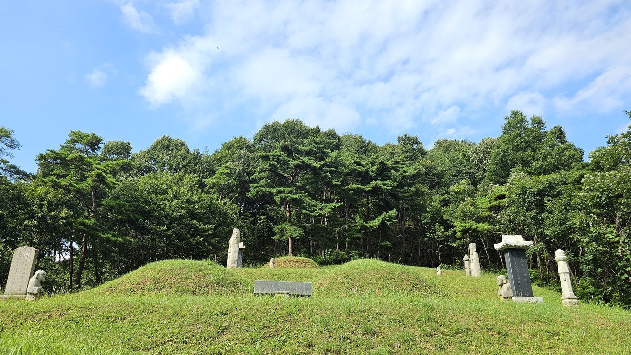 김득신과 부인 경주 김씨의 묘소(앞)와 아버지 김치와 어머니 사천 목씨 묘소(뒤)