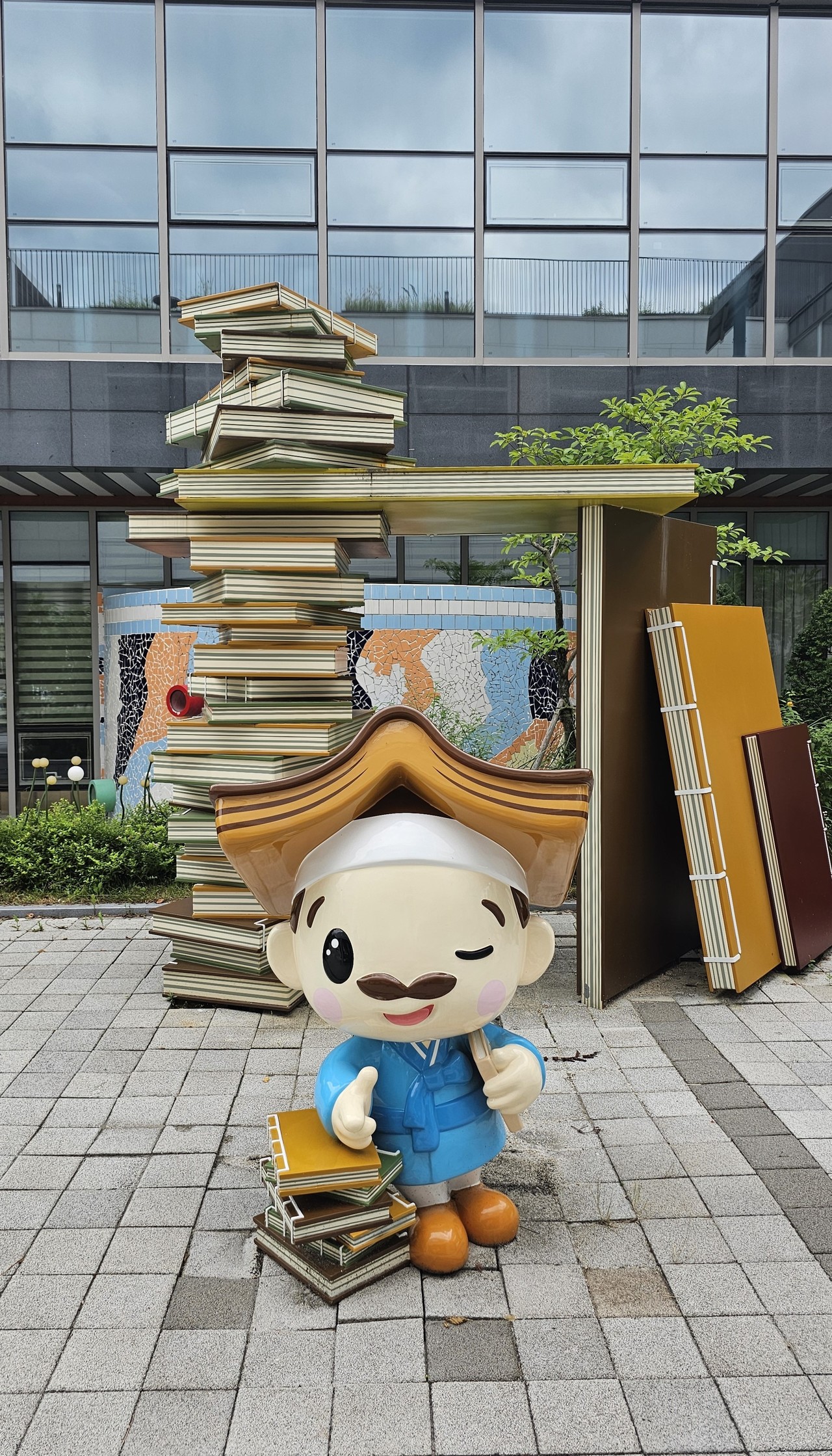 독서왕 김득신문학관 주변에 있는 조형물로 책과 독서왕 김득신 캐릭터가 매우 인상적이다.