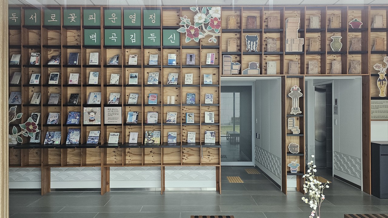 통유리를 통해 본 김득신문학관 입구 독서대 모습. 김득신 답사를 간 날이 문학관이 쉬는 월요일이어서 이날 유일하게 찍은 문학관 내부 사진이다.