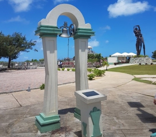 사랑의 절벽 조형물