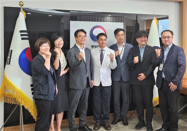 최규석 병무청 차장(왼쪽 세번째)이 4일 국립과학수사연구원에서 이봉우 국과수 원장(가운데)과 국과수 직원 등과 함께 기념촬영을 하고 있다. 병무청 제공