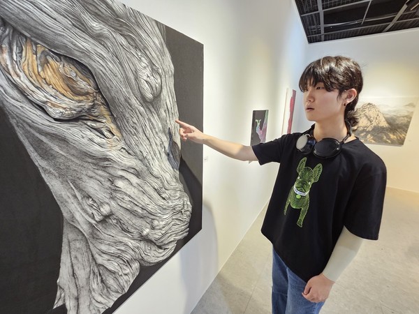  오는 8일까지 목원대에서 2024 목원 한국화 우수 창작인재 양성 해외미술문화체험 작품전이 열리는 가운데 미술관을 찾은 학생들이 전시를 관람하고 있다. 목원대 제공