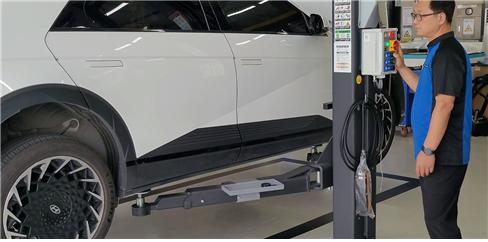 현대차 정비 인력이 현대차 ‘아이오닉5’ 차량을 정비하고 있다.