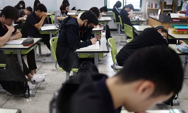 사진= 학생들이 교실에서 공부를 하고 있다. 연합뉴스