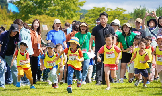 지난 28일 금강로하스대청공원에서 제2회 다(多)가치 연합체육대회가 열려 아이들이 달리기를 하고 있다. 대전사회서비스원 제공