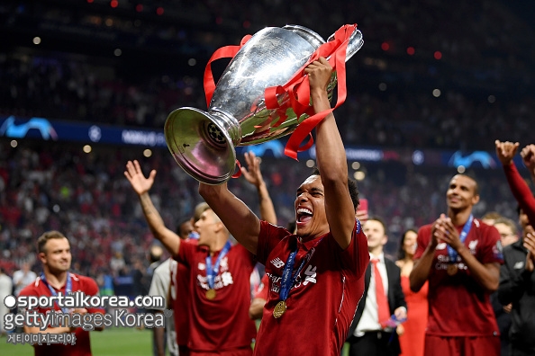 사진=2018-19시즌 챔피언스리그 우승 당시 아놀드가 트로피를 들어 올리는 모습. 게티이미지코리아