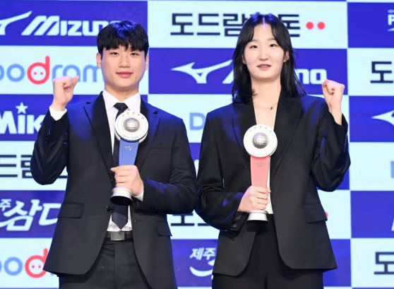 사진 = 2023-2024t시즌 신인선수상 수상자. 한국배구연맹 제공