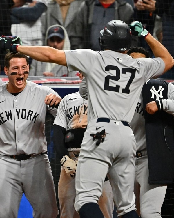 사진= 저지의 동점홈런 후 곧바로 역전 홈런을 친 '튼튼신' 지안카를로 스탠튼. mlb 인스타그램