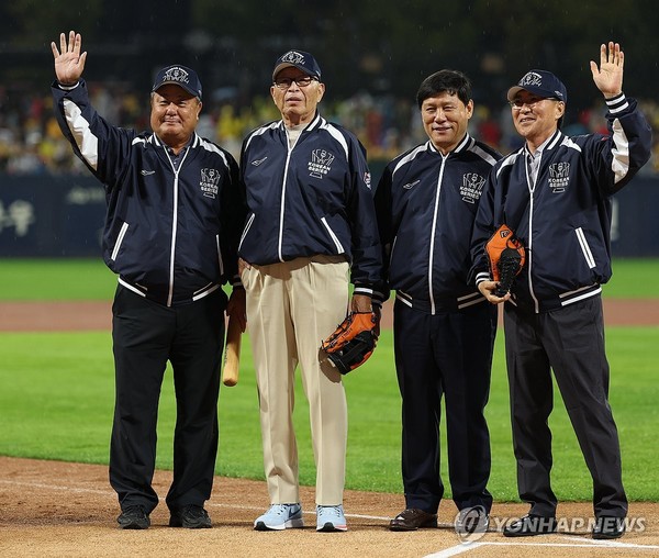 사진= 연합뉴스(21일 광주 기아챔피언스필드에서 열린 2024 신한 SOL뱅크 KBO 포스트시즌 한국시리즈 1차전 삼성 라이온즈와 KIA 타이거즈의 경기 시작에 앞서 김응용 전 감독이 시구, 김성한이 시타, 김종모가 시포를 마친 뒤 허구연 총재와 함께 포즈를 취하고 있다. 김응용 감독은 해태 타이거즈의 한국시리즈 9회 우승을 이끌었다. 해태 타이거즈 창단 멤버인 김성한과 김종모는 각각 7번, 6번의 해태 우승에 기여했다.)