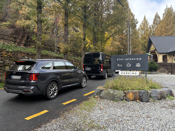 지난 2일 장태산자연휴양림 정문 도로가 일방통행으로 임시 변경된 가운데   차량이 안으로 진입하고 있다.