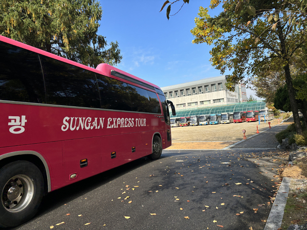 지난 2일 기성중학교에 관광버스 전용 임시 주차장이 마련된 가운데 한 관광버스가 진입하고 있다.