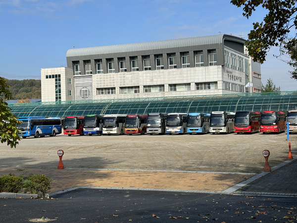지난 2일 기성중학교에 관광버스 전용 임시 주차장이 마련된 가운데 관광버스들이 줄지어 서있다.