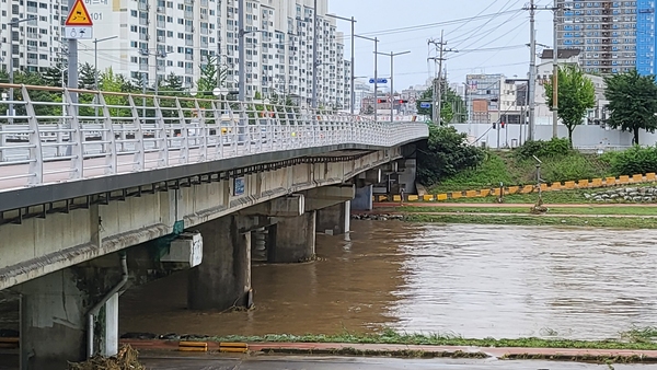 사진= 시간당 111.5㎜라는 기록적인 폭우가 내린 10일 오전 대전 중구 유등천 유등교가 침하돼 있다. 2024.07.10. 김지현 기자