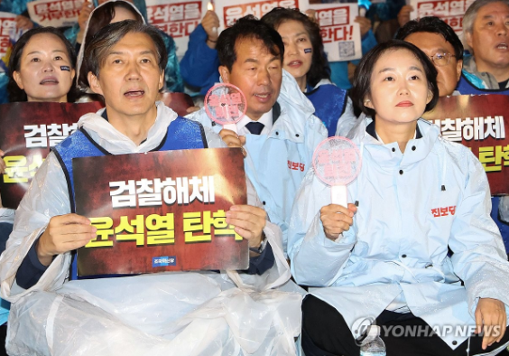 ▲16일 오후 서울 종로구 광화문에서 조국혁신당 조국대표(왼쪽)와 진보당 김재연 상임대표, 연합뉴스