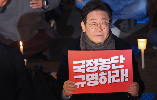 ▲ 더불어민주당 이재명 대표가 지난 23일 오후 서울 종로구 광화문 북측광장 인근에서 거부권을 거부하는 전국비상행동 주최로 열린 '김건희-채상병 특검 추진! 국정농단 규명! 윤석열을 거부한다 2차 시민행진'에 참석하고 있다. 연합뉴스