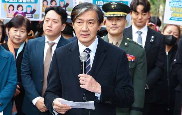 조국혁신당 조국 대표가 지난 21일 오후 채모 상병 순직사건 수사 관련 항명 및 상관명예훼손 혐의로 기소된 박정훈 전 해병대 수사단장의 결심 공판이 열리는 서울 용산구 중앙지역군사법원 앞에서 열린 기자회견에서 발언하고 있다. 연합뉴스