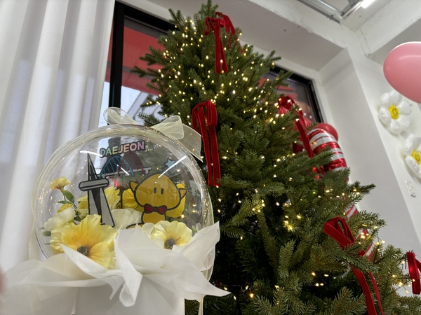 사업가 김현진(28) 씨가 제작한 꿈돌이와 한빛탑이 들어간 꽃풍선.