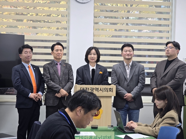 개혁신당 허은아 대표가 2일 대전시의회를 방문한 자리에서 내년 재보궐선거와 2026년 지방선거에서의 계획을 말하고 있다.