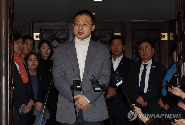 사진= 연합뉴스(국민의힘 김상욱 의원이 7일 오후 국회 본회의에서 윤석열 대통령의 탄핵소추안에 대해 투표한 뒤 로텐더홀에서 울먹이며 입장을 밝히고 있다.)