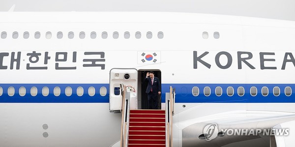 사진= 윤석열 대통령이 지난달 14일 성남 서울공항에서 31차 아시아태평양경제협력체(APEC) 및 19차 주요 20개국(G20) 정상회의 참석을 위해 출국하며 전용기인 공군 1호기에 올라 인사하고 있다. 연합뉴스