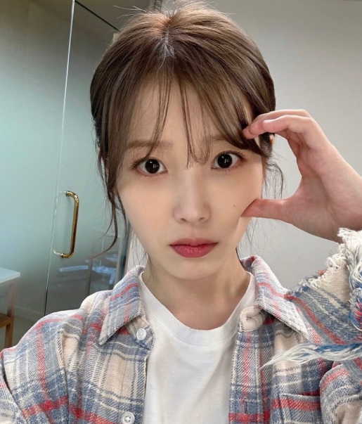 '아이유 선결제' 국밥집에 동참한 미국인... 누구길래 - 뉴스 썸네일 이미지