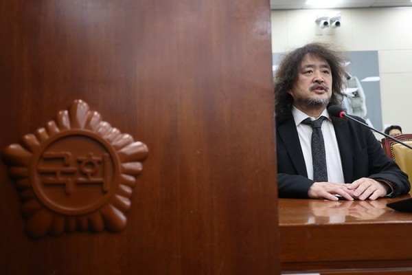 사진= 김어준 씨가 지난 13일 국회 과학기술방송통신위원회가 진행한 계엄 사태 관련 현안질의에 참고인으로 출석해 있다. 연합뉴스
