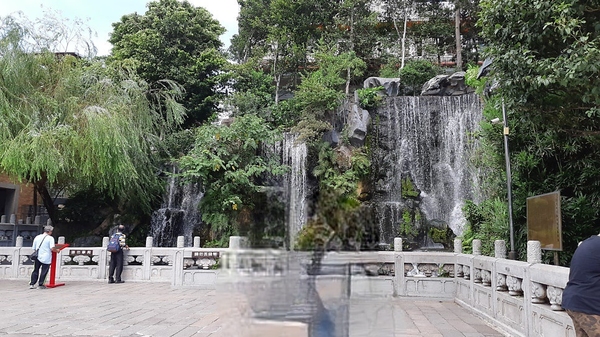 경내의 인공폭포