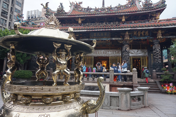 경내 중앙의 조형물