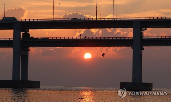 사진= 연합뉴스(2024년 갑진년 마지막 해가 31일 오전 부산 수영구 광안대교 아래에서 떠오르고 있다.)