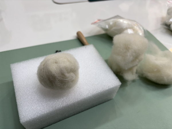 양모펠트로 구를 만들고 있다.