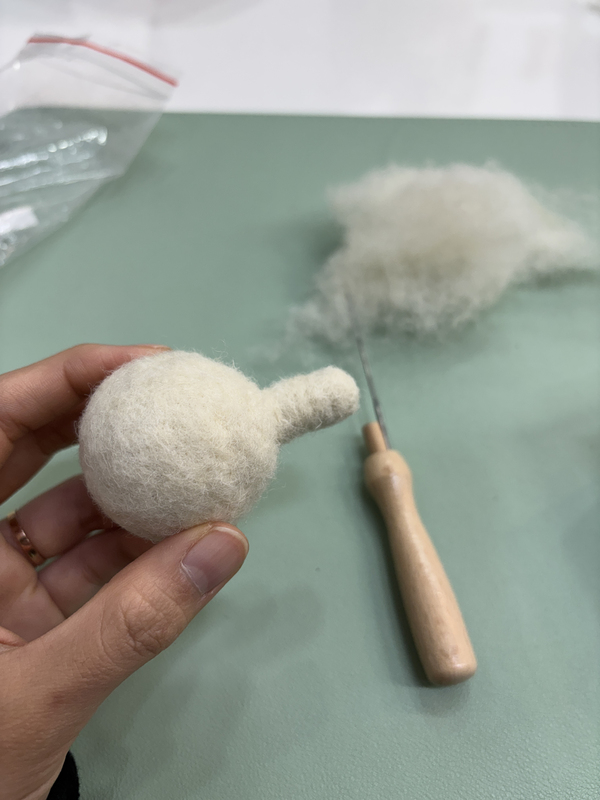 양모펠트로 만든 구와 머즐이 될 원기둥이 합쳐진 모습. 마치 피노키오를 연상케 한다.