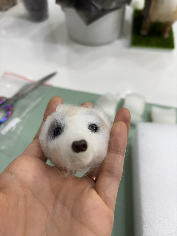 만들어진 양모에 눈, 코를 이식 중이다.