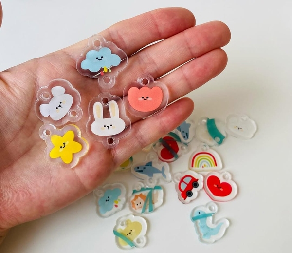 다양한 모양이 새겨진 아크릴 키링.