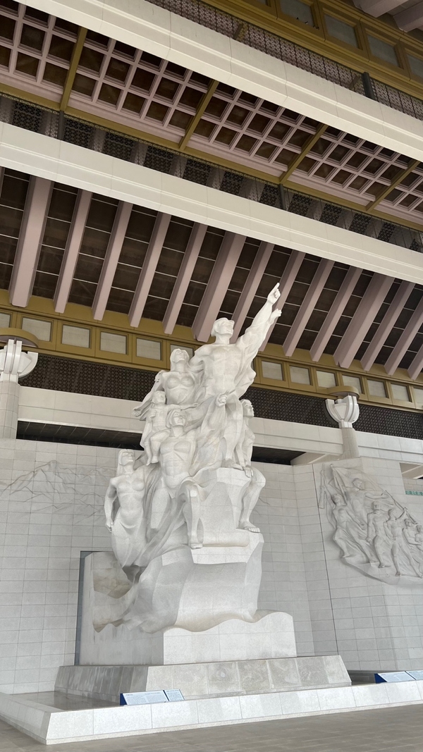 겨레의 집 가운데 불굴의 한국인 상이 전시돼 있다.