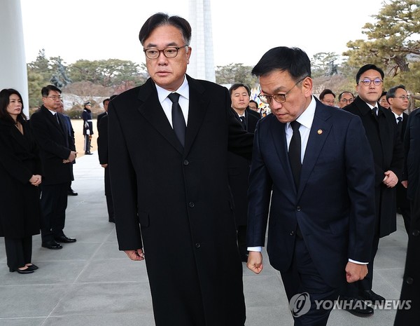 사진= 연합뉴스(최상목 대통령 권한대행 부총리 겸 기획재정부 장관과 정진석 대통령 비서실장이 2025년 새해 첫날인 1일 국립서울현충원을 찾아 참배를 마친 뒤 이동하고 있다.)